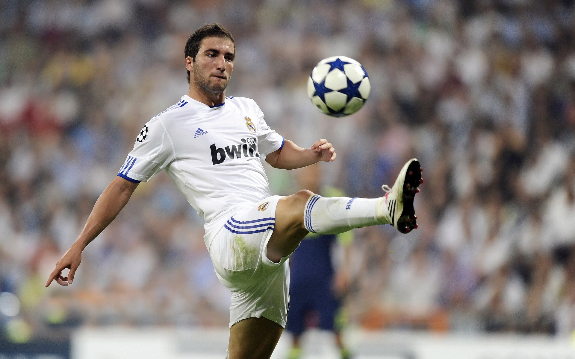 开云体育在线-年度焦点之战之夜，西亚卡姆压力下完成爆发