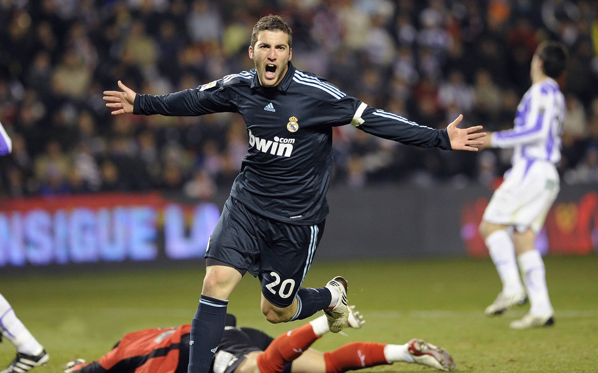 开云下载-卡塞米罗生涯之夜映照中国足球生死战，当巴西星光点亮东方战场